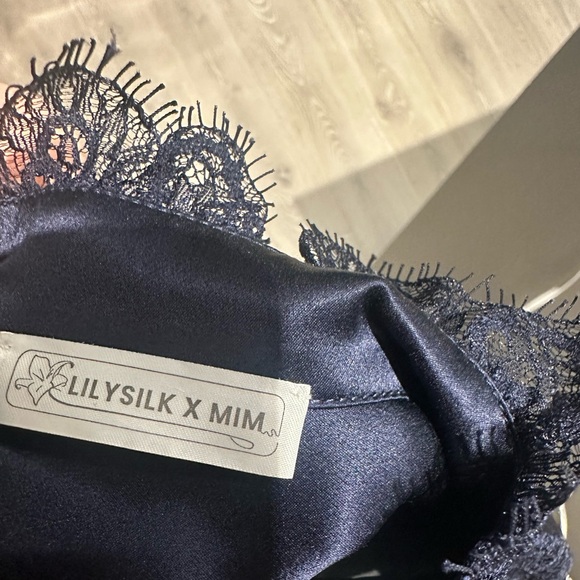 LilySilk X MIM Women's Lace Silk Blouse with Removable Bow - Picture 9 of 12